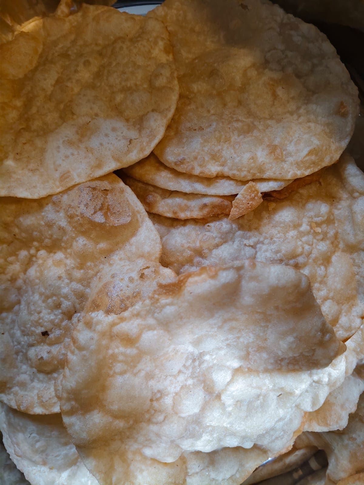 Fresh pooris served at Prince Deluxe PG For Boys